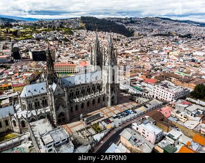 Luftbild der Basilika der Nationalen Gelübde, Panecillo und koloniale Quito Stockfoto