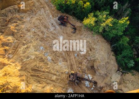 Dump Bagger auf müllhalde Yard, Luftbild. Stockfoto