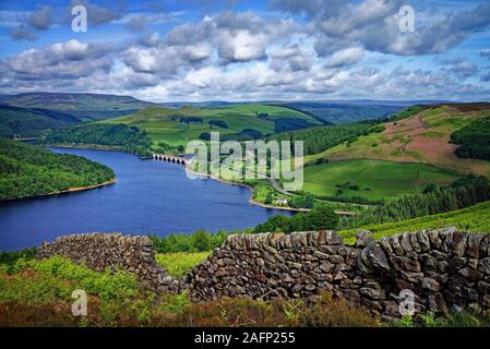 UK, Derbyshire, Peak District, Ladybower Vorratsbehälter von Bamford Kante Stockfoto