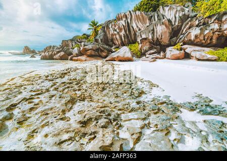 Sonnige helle Tag im La Digue Insel. Einzigartige Granitfelsen Küste Landschaft der Seychellen Stockfoto