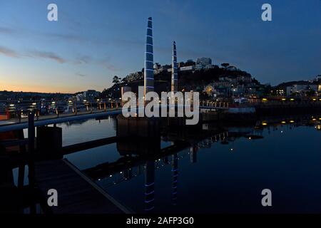Der Hafen von Torquay Fußgängerzone Lift-up Fußgängerbrücke in Devon hält das Wasser in den inneren Hafen stabil. Gesehen leuchtet bei Sonnenuntergang in Mitte November. Stockfoto