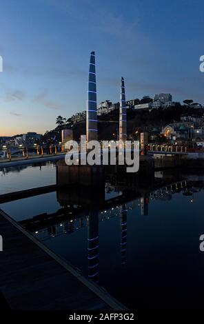 Der Hafen von Torquay Fußgängerzone Lift-up Fußgängerbrücke in Devon hält das Wasser in den inneren Hafen stabil. Gesehen leuchtet bei Sonnenuntergang in Mitte November. Stockfoto