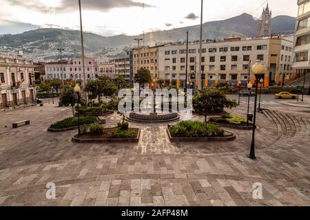 Quito, Ecuador, 26. Mai 2019: Plaza de San Blas, am Eingang zum historischen Zentrum von Quito, wo die Architektur Änderungen von kolonialer zu Modus Stockfoto