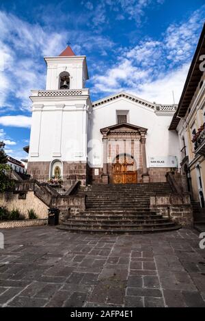 Quito, Ecuador, 26. Mai 2019: Iglesia de San Blas zeigt ihr Glockenturm, die Treppe und die Holztür mit Veranda aus Stein auf einem schönen Sommer nach Stockfoto