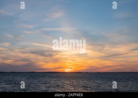 Sonnenuntergang auf der Lagune von Orbetello in der Toskana in der Nähe von Monte Argentario mit bunten Himmel und Meer Stockfoto