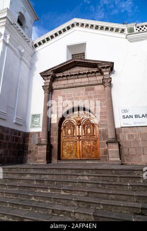 Quito, Ecuador, 26. Mai 2019: Iglesia de San Blas zeigt ihr Glockenturm, die Treppe und die Holztür mit Veranda aus Stein auf einem schönen Sommer nach Stockfoto