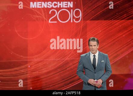 Hamburg, Deutschland. 16 Dez, 2019. Markus Lanz moderiert die ZDF-Aufzeichnung der großen jährlichen Überprüfung 'Menschen 2019'. Das Programm wird am Donnerstag, 19 Dezember 2019 um 22:15. Quelle: Axel Heimken/dpa/Alamy leben Nachrichten Stockfoto