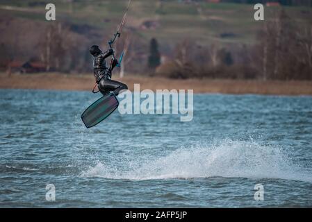 Springen Kitesurfer mit hoher Geschwindigkeit auf dem Wasser Stockfoto