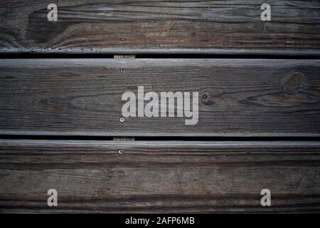 Diese sind einige der horizontalen Holzbohlen einer alten verwitterten Deck nach einem Regen fallen Stockfoto