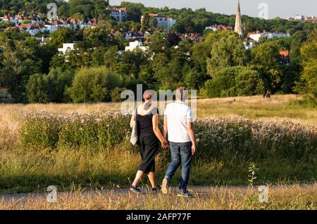 Junges Paar zu Fuß in Hampstead Heath in London, England Vereinigtes Königreich Großbritannien Stockfoto