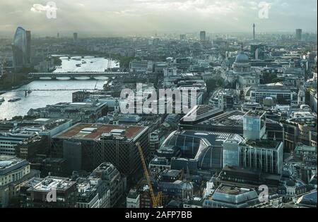 Luftaufnahme von Zentrum von London mit Themse, England Vereinigtes Königreich Großbritannien Stockfoto