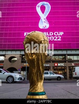 4. September 2019, Moskau, Russland. Kopie der wm-pokal auf Hintergrund Logo der FIFA WM 2022, die in Katar stattfinden wird, auf einem riesigen scre Stockfoto