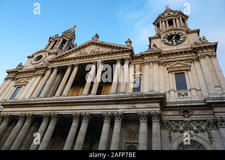 West vor der St. Paul's Kathedrale in London England United Kingdom UK Stockfoto