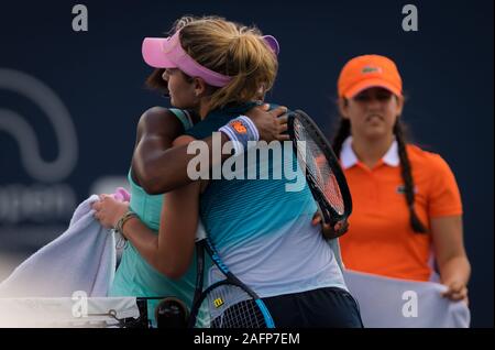 Cori Gauff der Vereinigten Staaten Umarmungen Katharina McNally nach dem auftaktspiel am2019 Miami öffnen WTA Premier Pflichtfeld Tennis Turnier Stockfoto