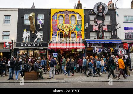 Geschäfte auf der Camden High Street, Camden Town, London England Vereinigtes Königreich UK Stockfoto