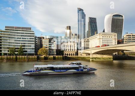 Thames Clipper auf der Themse mit den Wolkenkratzern im Hintergrund, London England Vereinigtes Königreich Großbritannien Stockfoto