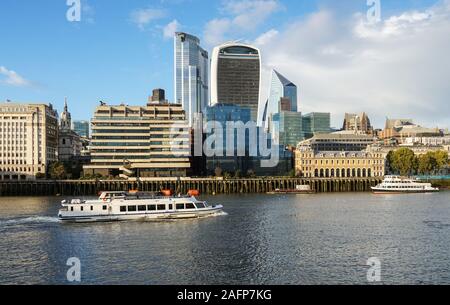 Kreuzfahrtschiff auf der Themse mit den Wolkenkratzern der Stadt im Hintergrund, London England Vereinigtes Königreich Großbritannien Stockfoto