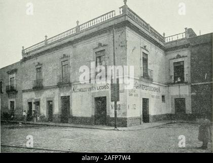 . Anales. Ciirmiel I.. Luis Salazar.. Casa luuii. 12 íi ¿La Calle de-la. Mhúluli.ua, (loiulu vivió V. Mamicl. MaLanioros JS 5 CAPITULO I. La Casa Dei. PrEni. o.-Las familias Salazar y Matamoros. La Casa Número 22 de La primera Calle de la Merced de la Ciudad, deMéxico conocida por La Casa del Pueblo)) allá por la época de los Vi - rreyes, keine Ära de vecindad Como ahora lo es; era una casaparticular haljitada entonces por sus projjios dueños, Los Que solamente arrenda-Verbot Las Dos accesorias que Tiene la Casa á los Lados del zaguán, accesoriasque, andando El Tiempo, vinieron á célebresen hacerse el Stockfoto