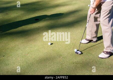 Golf Ball Festlegung auf Holz-t-stück, vorbereiten und bereit, den Ball zu schlagen Stockfoto