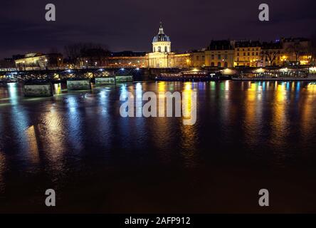 Nachtansicht von Invalides und Seine in Paris. Stockfoto
