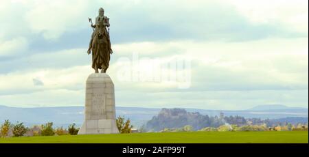 Robert the Bruce Statue bei Bannockburn Gedenkstätte mit Stirling Castle im Hintergrund Stockfoto