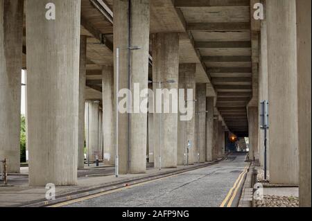 A804 unter der Autobahn M8 Beton Viadukt Stockfoto