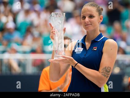 Karolina Pliskova der Tschechischen Republik wirft mit der Runner-up-Trophäe nach dem Finale der 2019 Miami öffnen WTA Premier Pflichtfeld Tennis Turnier Stockfoto