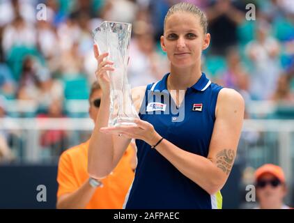 Karolina Pliskova der Tschechischen Republik wirft mit der Runner-up-Trophäe nach dem Finale der 2019 Miami öffnen WTA Premier Pflichtfeld Tennis Turnier Stockfoto