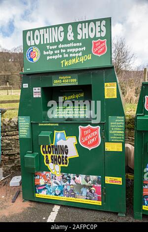 Recycling Center in Parkplatz mit Bank für Kleidung und Schuhe für die Heilsarmee, Eyam, Großbritannien gesammelt Stockfoto