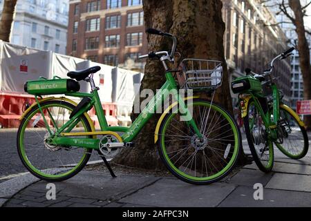 London UK 15.Dezember 2019 - Zwei Kalk-E-Bikes auf die London Street Stockfoto