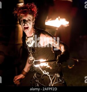 Die Samhuinn Fire Festival, das jährlich stattfindet, steigt mit Künstlern von Beltane Fire Festival Gesellschaft auf dem Calton Hill in den Winter zu bringen. Credit: Euan Cherry Stockfoto