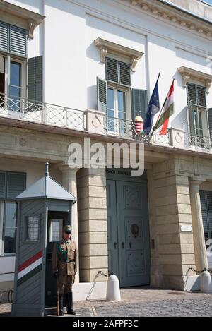 Die Bewachung der Präsident des Ungarischen offizielle Residenz in Budapest Ungarn Sandor Palast auf Castle Hill Stockfoto