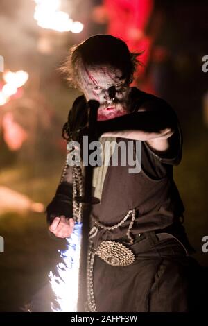 Die Samhuinn Fire Festival, das jährlich stattfindet, steigt mit Künstlern von Beltane Fire Festival Gesellschaft auf dem Calton Hill in den Winter zu bringen. Credit: Euan Cherry Stockfoto