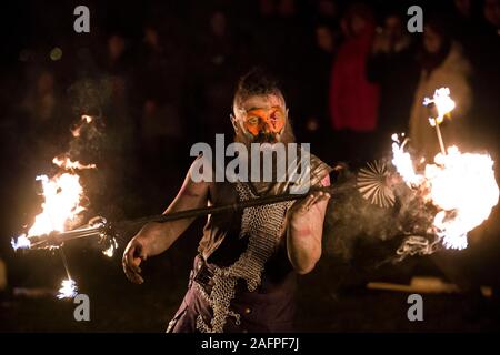 Die Samhuinn Fire Festival, das jährlich stattfindet, steigt mit Künstlern von Beltane Fire Festival Gesellschaft auf dem Calton Hill in den Winter zu bringen. Credit: Euan Cherry Stockfoto