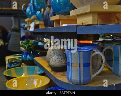 Tassen, Töpfe und Schalen an der Ottawa Töpfer Gilde Urlaub Verkauf, Gartenbau, Lansdowne Park, Ottawa, Ontario, Kanada. Stockfoto