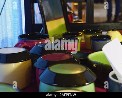 Bunte Tassen und Untertassen an der Ottawa Töpfer Gilde Urlaub Verkauf, Gartenbau, Lansdowne Park, Ottawa, Ontario, Kanada. Stockfoto