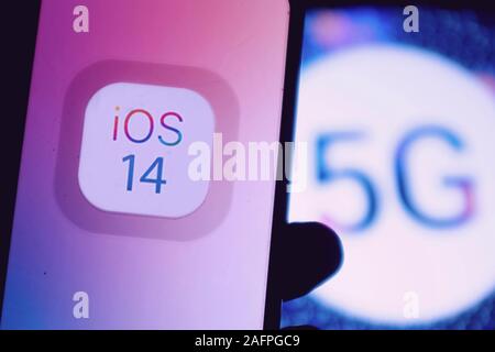 Iphone mit den vermeintlichen Logo von IOS14, das neue Apple-System im Jahr 2020 eingeführt werden. Usa, Kalifornien, 4. Dezember 2019 Stockfoto