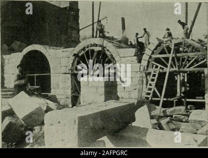 . Elektrische Welt. von Lo-ft. Radius erstreckt sich auf innerhalb der i ft. der Zehe. Dieser letzte Fuß der Oberfläche auf der down stream Seite des Dam ishorizontal. Der gesamten dam Länge von ca. 550 m zwischen den Widerlagern, 75 ft. ist von der hohen - crest Abschnitt, die ragt in theriver vom linken Ufer. Das Wappen der Erhöhung von dieser Abschnitt ist 2 Fuß über dem niedrigen Crest, und die Höhe der in diesem Abschnitt oben thebed Rock ist nicht mehr als 10 ft. In einigen Teilen. Dieser Abschnitt der Dam, wie die unteren, legt in einem Graben Schnitt durch das Grundgestein der Fluss. In der Breite des Grabens ist 8. Stockfoto