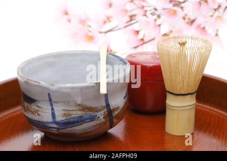 Tee Schale mit Tee und Bambus Schneebesen Löffel in japanischen Matcha grüner Tee Zeremonie verwendet Stockfoto