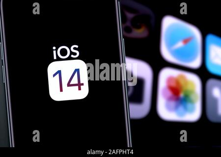 Iphone mit den vermeintlichen Logo von IOS14, das neue Apple-System im Jahr 2020 eingeführt werden. Usa, Kalifornien, 4. Dezember 2019 Stockfoto