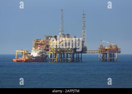 Clipper Ölplattform in der Nordsee mit Normand Clipper Unterstützung Schiff neben. Stockfoto