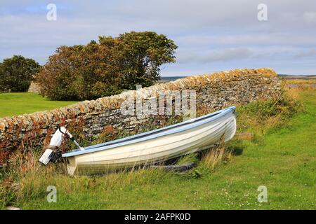 Boot neben der Steinmauer im Standing Stones Hotel, Stromness, Orkney Islands, Großbritannien Stockfoto