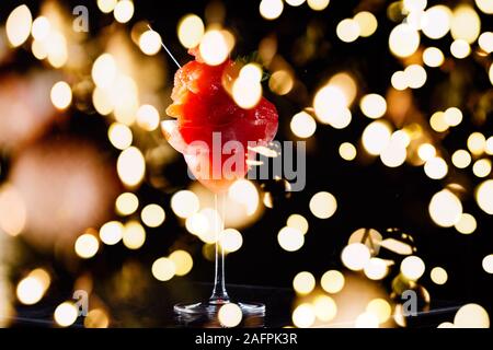 Frozen strawberry Margarita auf dem dunklen Hintergrund. Luxus Handwerk trinken Konzept. Horizontale mit festlichen Urlaub bokeh Stockfoto