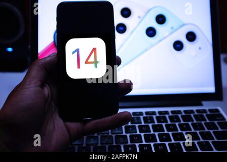 Iphone mit den vermeintlichen Logo von IOS14, das neue Apple-System im Jahr 2020 eingeführt werden. Usa, Kalifornien, 4. Dezember 2019 Stockfoto