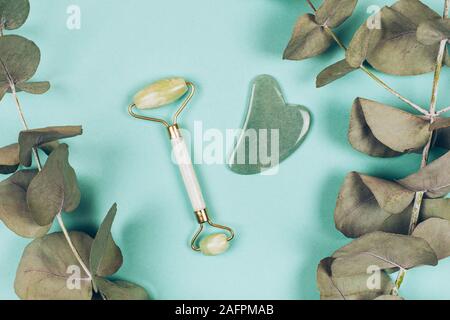 Gesichtsmassage Kit. Gesicht Walze und Gua Sha Massagegerät aus natürlichen Steinen gemacht. Stockfoto