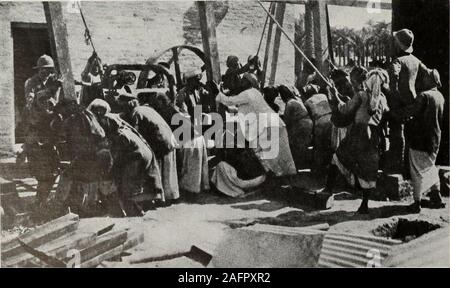 . Die Varsity Krieg Ergänzung 1916. Bau der Ice Factory für Krankenhaus eine indische Bataillon vereinbaren in Camp auf dem Tigris und bereiten sich auf die Arbeit in drei weitere. In diesen Orten, zusätzlich zum Briefe schreiben und der Bereitstellung von Einrichtungen für Thosewho können für sich selbst schreiben - als was es ist zweifelhaft ifthere ist eine Dienstleistung, die wir zu diesen Männern machen können - wir geöffnet haben kleine Kantinen, wenn Zucker, Konserven Milch, Zigaretten und solche Dinge hatte werden können, organisiert - doorathletics, Aufenthaltsräume und durchgeführt und cinemashows tamashas ohne Zahl. Vereinbarungen werden auch ma Stockfoto