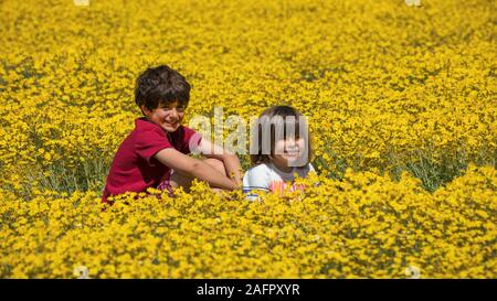 März 31, 2019 - CARIRIZO PLAIN NATIONALEN MONDUMENT (BLM) zentralen Kalifornien, USA - kleine Jungen und Mädchen in der Feder uper Blüte "nach Regen Stockfoto