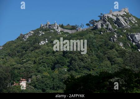 Burg der Mauren, Blick von der Quinta da Regaleira, Sintra, Lissabon, Portugal, Europa Stockfoto