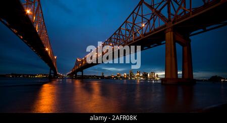 APRIL 23, 2019 NEW ORLEANS, Louisiana, USA - Crescent City Brücken (Ehemals New Orleans Brücke) uns 90 Kreuz Mississippi River von Algiers Point nach New Orleans, Louisiana Stockfoto