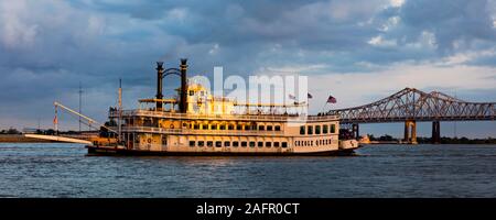 APRIL 24, 2019, NEW ORLEANS, LA, USA - Natchez Riverboat am Mississippi River in New Orleans, Louisiana bei Sonnenuntergang Stockfoto